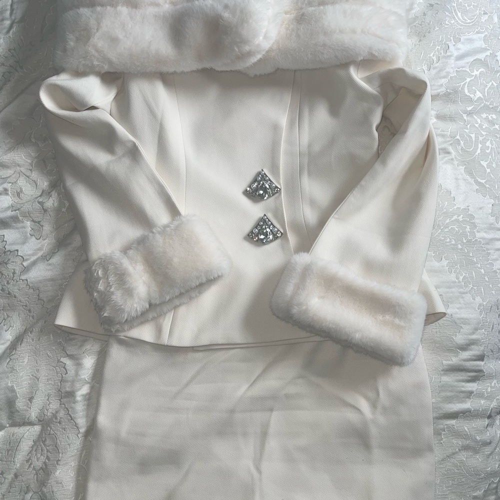 Elegant White Two-Piece Set with Faux Fur Trim - Picture 3 of 3